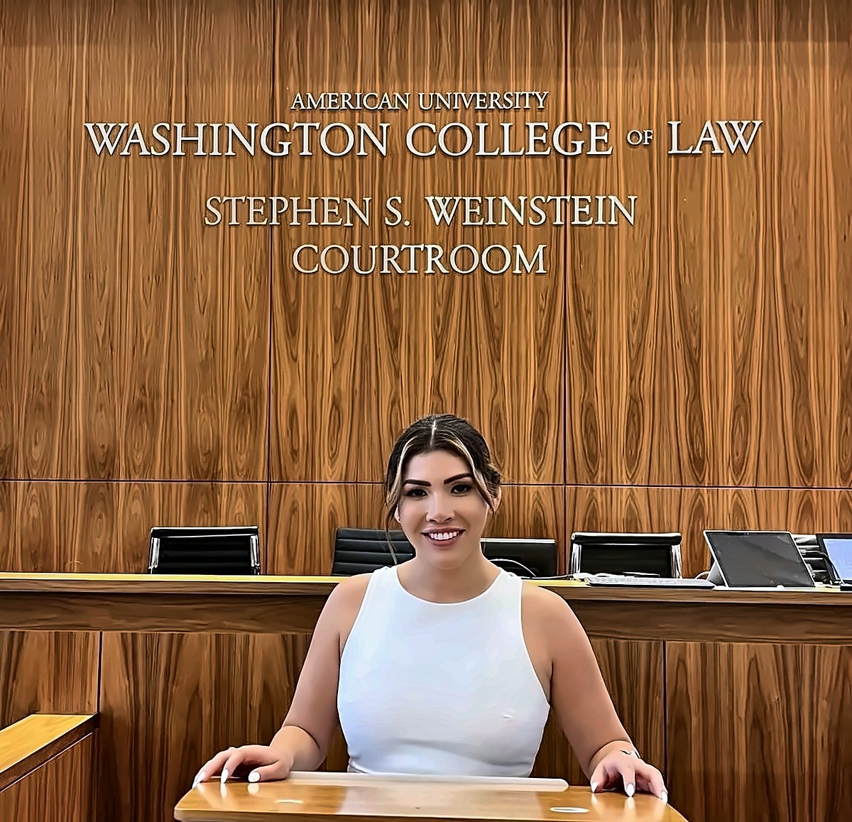 Kreslin Arrea en la Stephen S. Weinstein Courtroom de American University Washington College of Law