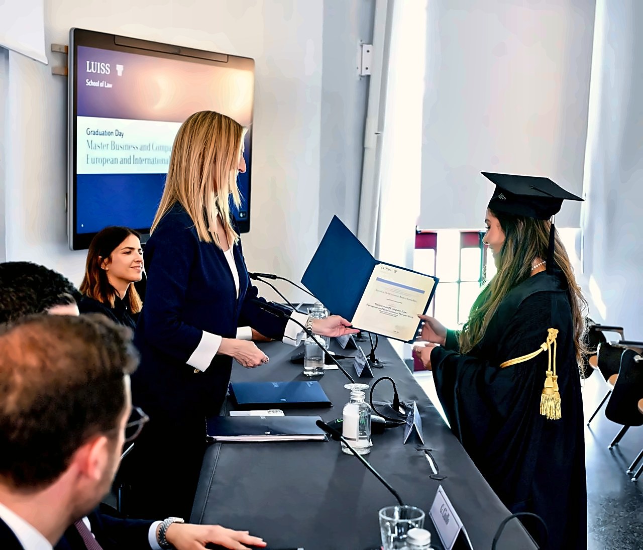Kreslin Arrea recibiendo el diploma del Master in Business and Company Law en la Luiss School of Law, Roma