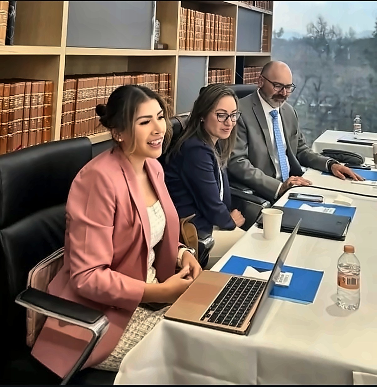 Kreslin Arrea participando en un evento académico de arbitraje internacional