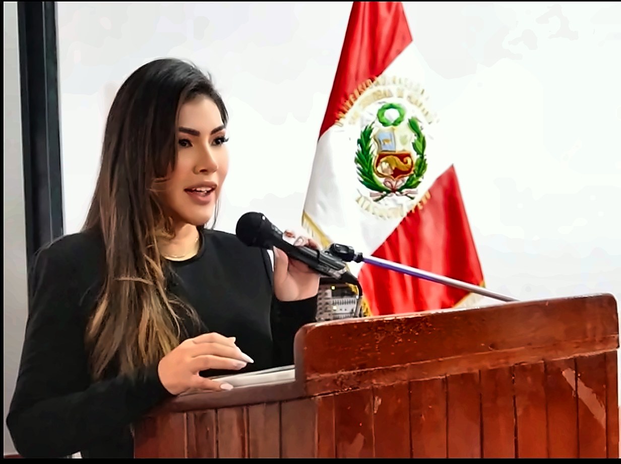 Kreslin Arrea exponiendo en un congreso sobre arbitraje y contrataciones con el Estado